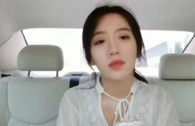 呆妹儿说自己隆X?称自己有抑郁症,曾三天没睡觉,引发网友热议!