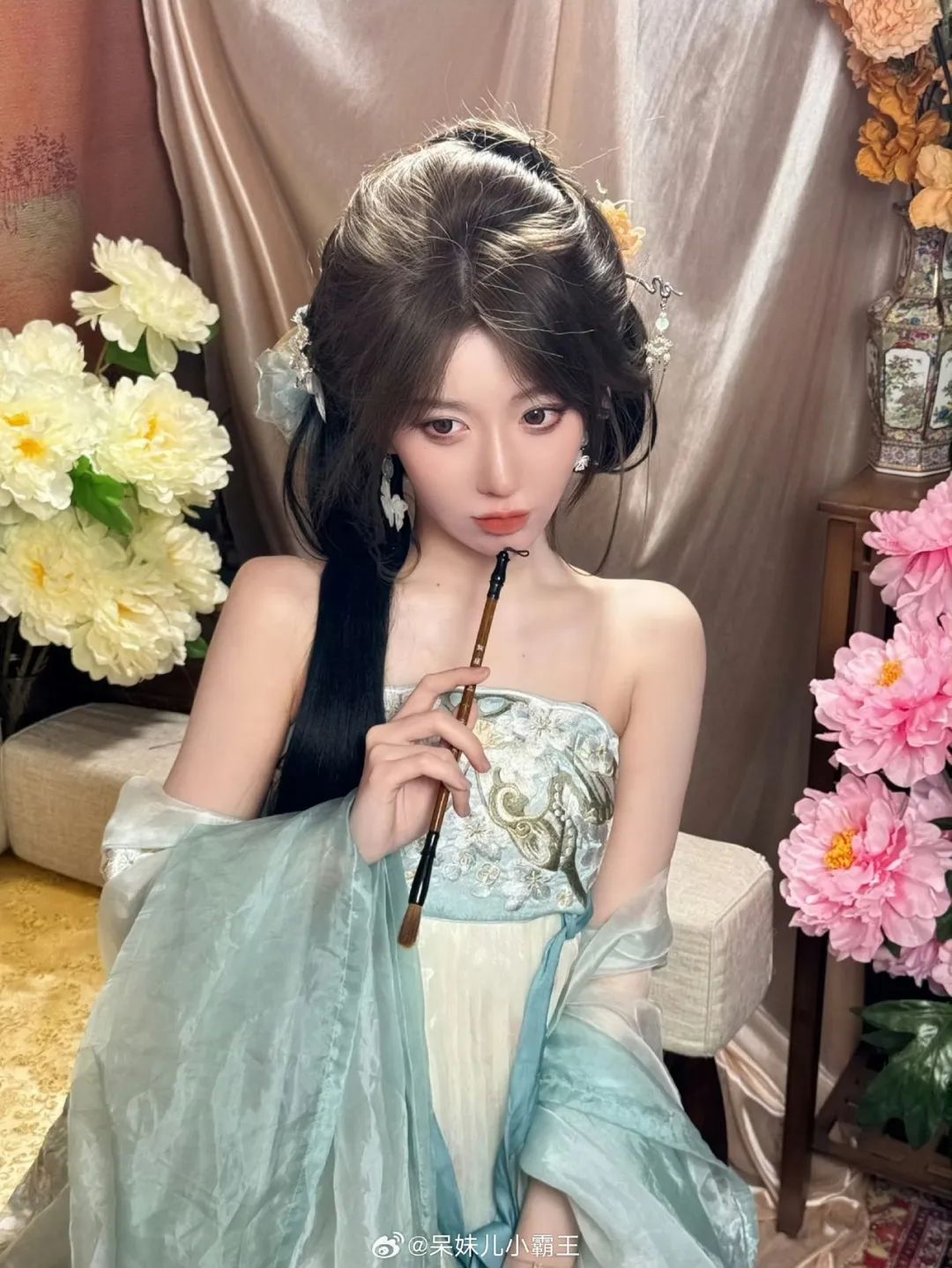 呆妹儿说自己隆X?称自己有抑郁症,曾三天没睡觉,引发网友热议!