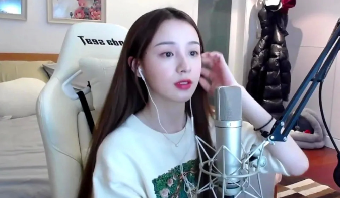 斗鱼歌姬周二珂曝自己要去韩国整容,网友问其项目,其回应:反正不是不协调的大项目!
