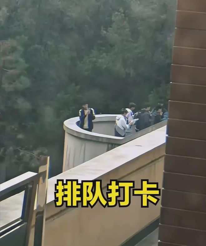 兰州交大情侣公共楼梯亲密行为，不雅画面震惊网友