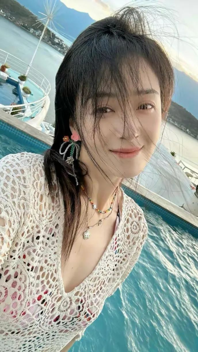 蒋欣41岁身材管理有道,泳装照展露无遗