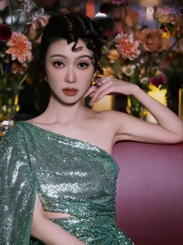 薛凯琪火锅店被偶遇,43岁依旧如少女般青春