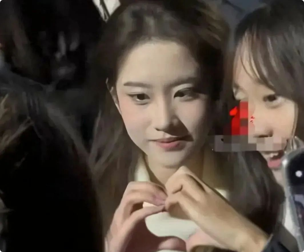 刘亦菲影子爆红,女大学生广告邀约接踵而至