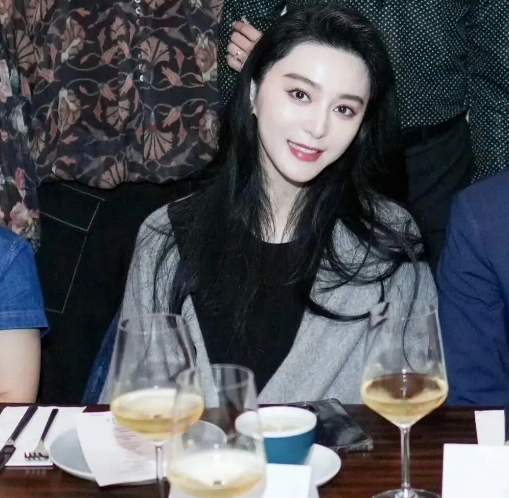 范冰冰东京聚餐:43岁依旧耀眼夺目