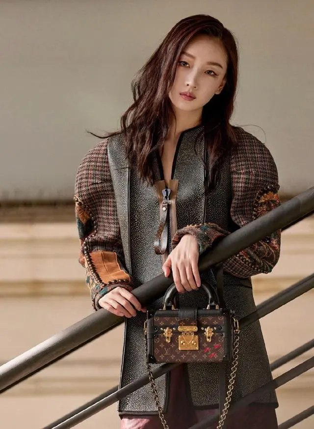 32岁周冬雨韩国行,连衣裙造型性感升级