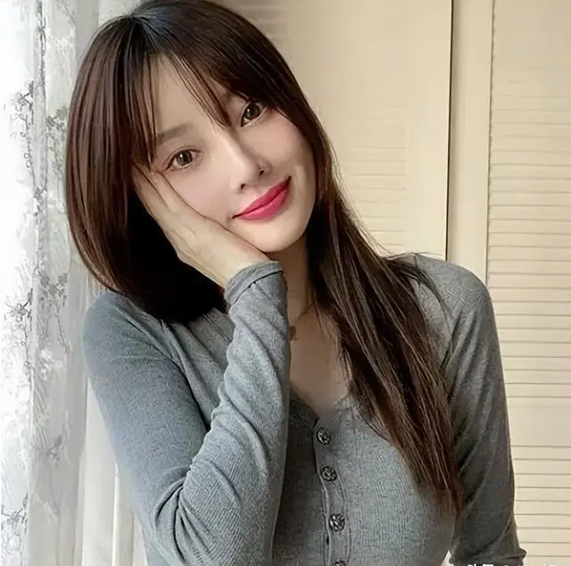 李小璐写真大胆展现：43岁依旧充满魅力