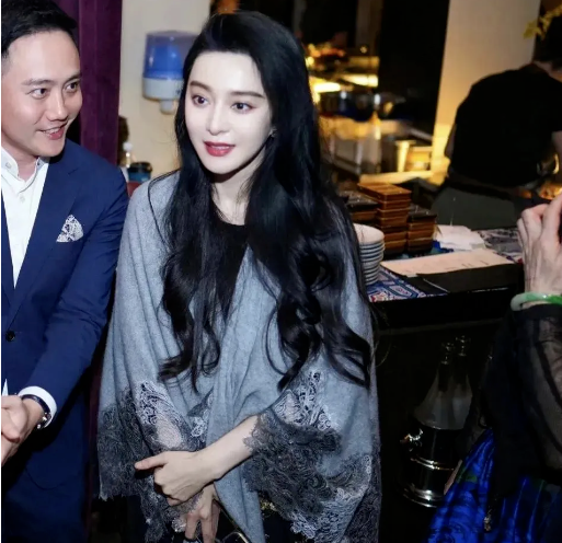 范冰冰东京聚餐:43岁依旧耀眼夺目