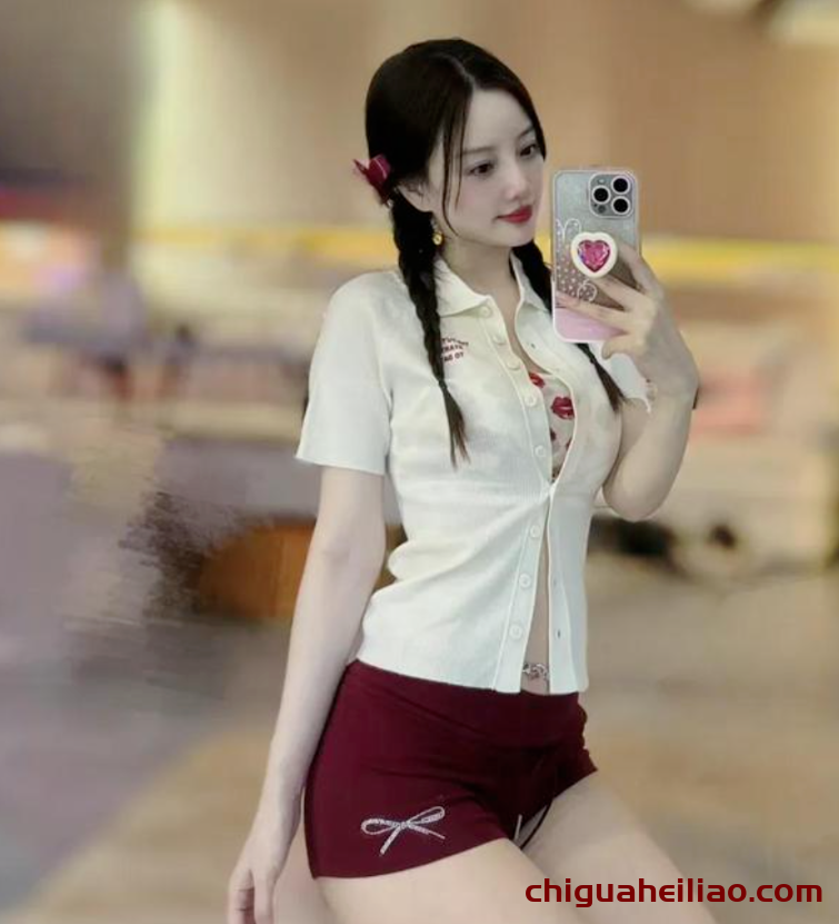 李小璐写真大胆展现:43岁依旧充满魅力