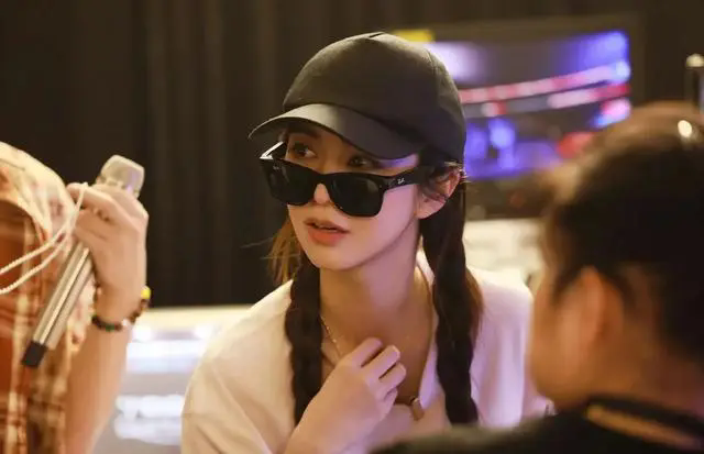 薛凯琪火锅店被偶遇,43岁依旧如少女般青春