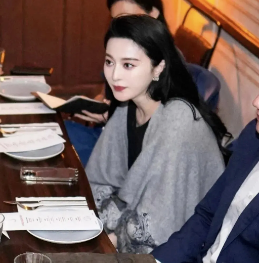 范冰冰东京聚餐:43岁依旧耀眼夺目