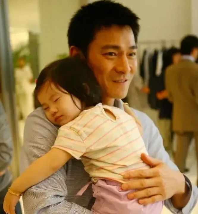 刘德华女儿近照美不胜收，网友：星二代颜值新标准