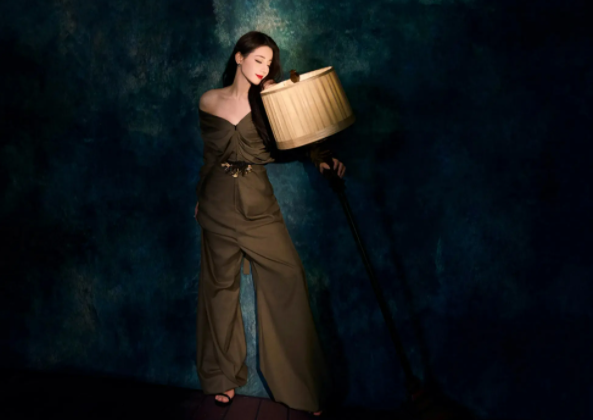 迪丽热巴高定造型受质疑,颜值挽救形象