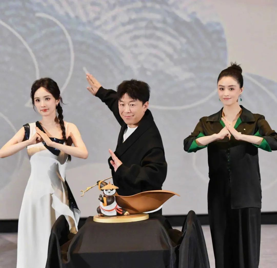 蒋欣41岁身材管理有道,泳装照展露无遗