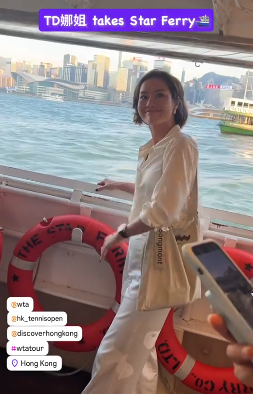 李娜42岁依然魅力四射，V领衬衫下的女神形象