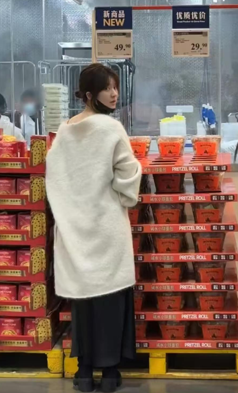 赵露思马尾造型,超市被赞美如洋娃娃