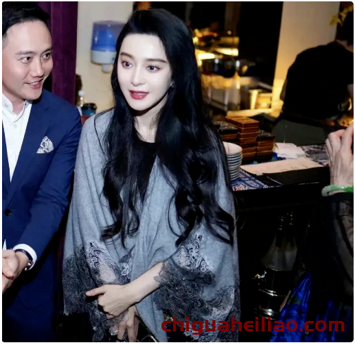 范冰冰东京聚餐:43岁依旧耀眼夺目