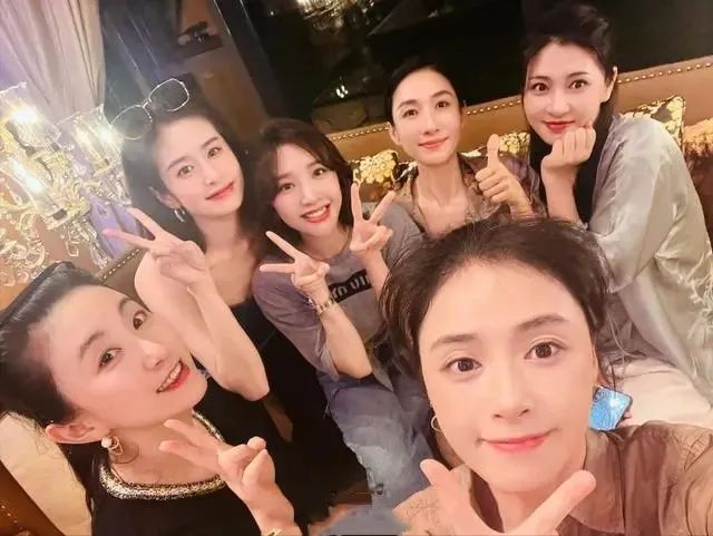 蒋欣41岁身材管理有道,泳装照展露无遗