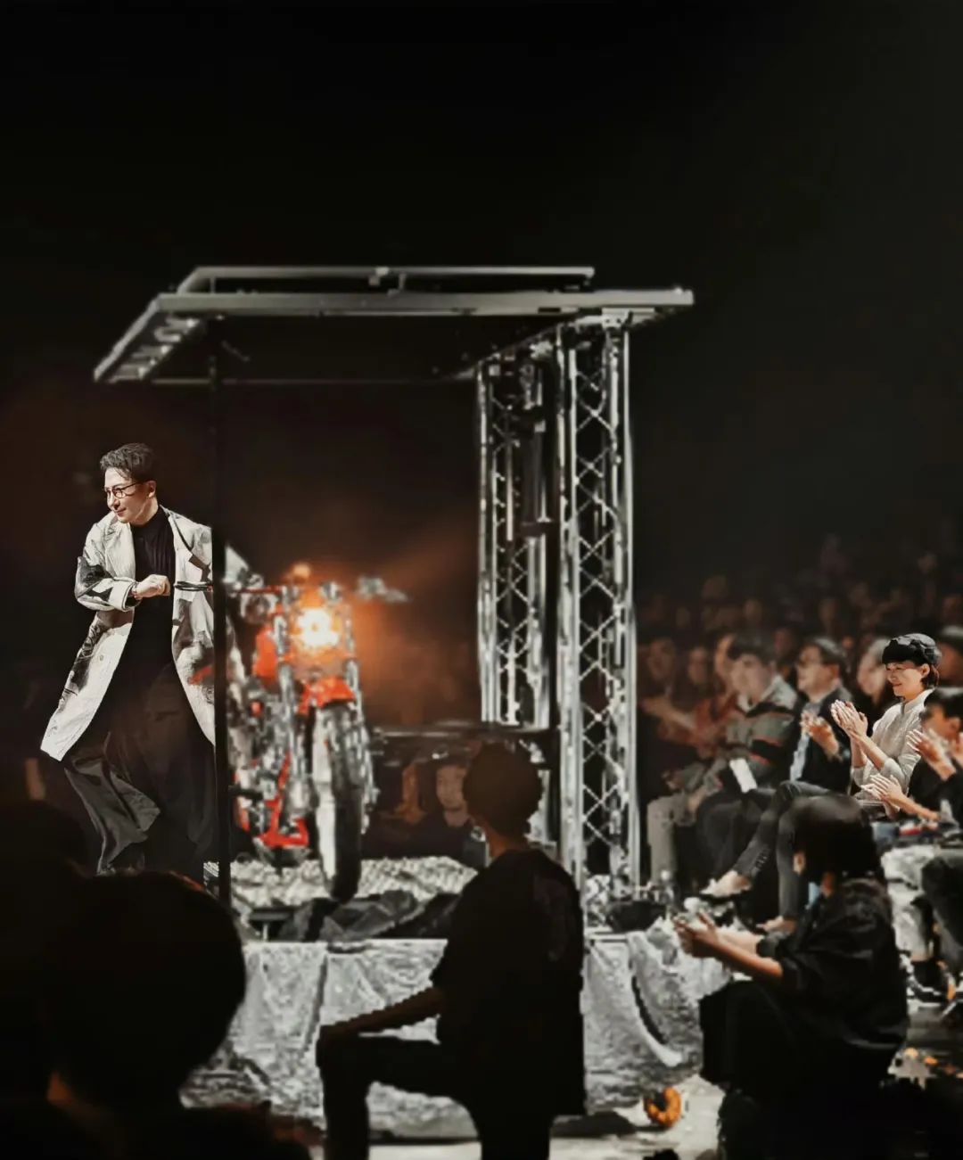 董卿母子刘谦演出,10岁儿子正脸惊艳亮相