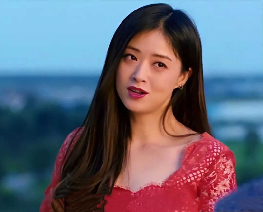 蒋欣41岁身材管理有道,泳装照展露无遗