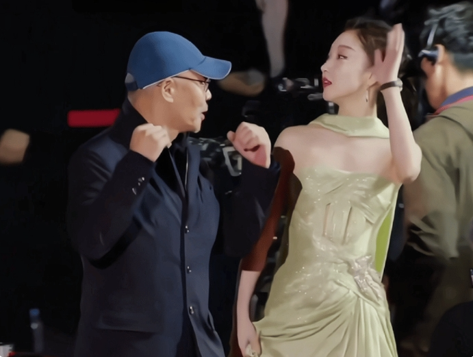 32岁周冬雨韩国行,连衣裙造型性感升级