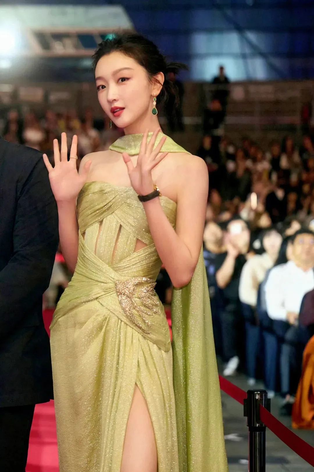 32岁周冬雨韩国行,连衣裙造型性感升级