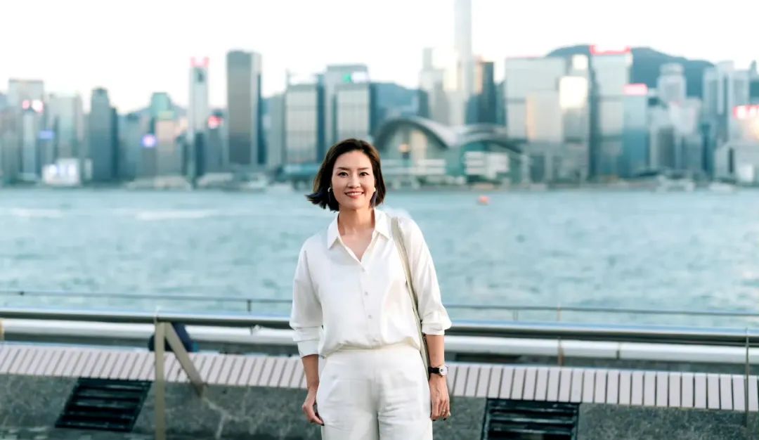 李娜42岁依然魅力四射，V领衬衫下的女神形象