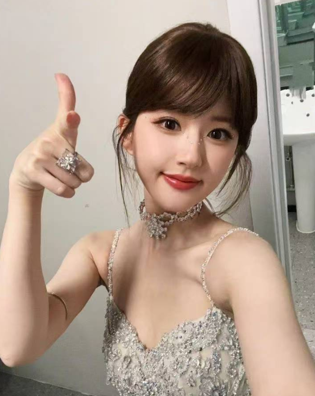 赵露思马尾造型，超市被赞美如洋娃娃