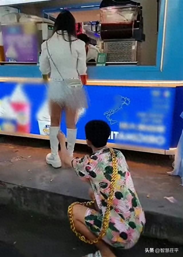 网红直播为吸粉不择手段,竹签捅女游客臀部事件曝光