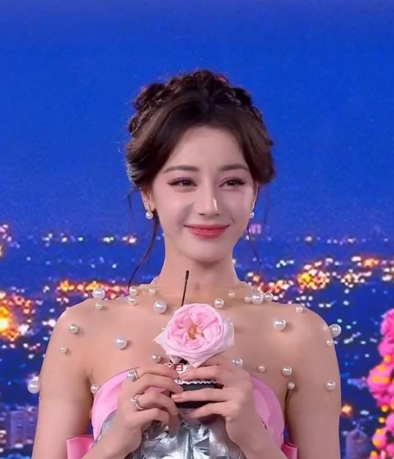 迪丽热巴高定造型受质疑，颜值挽救形象