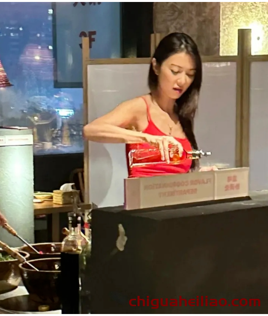 薛凯琪火锅店被偶遇,43岁依旧如少女般青春