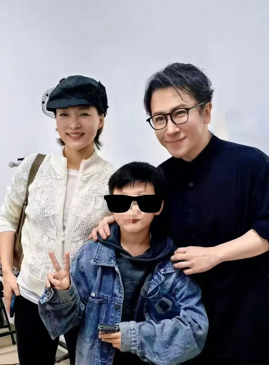 董卿母子刘谦演出,10岁儿子正脸惊艳亮相