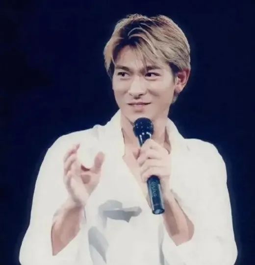 刘德华女儿近照美不胜收，网友：星二代颜值新标准