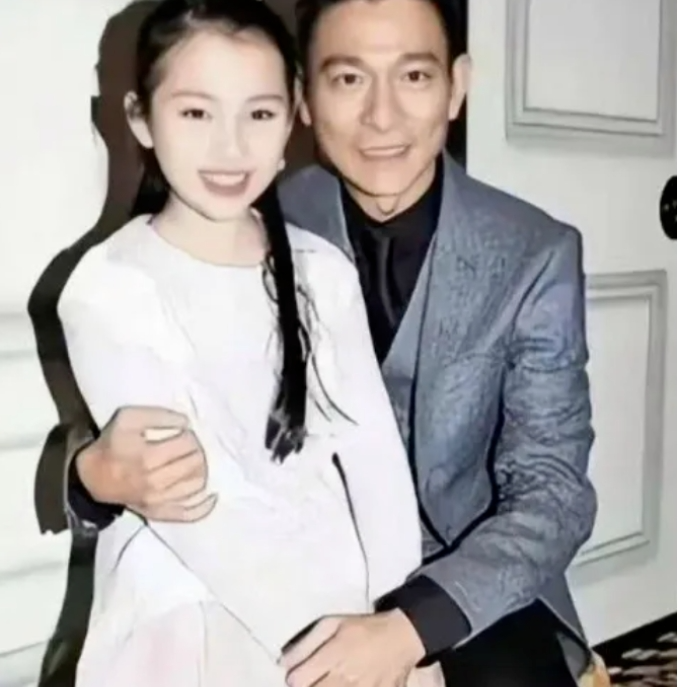 刘德华女儿近照美不胜收，网友：星二代颜值新标准