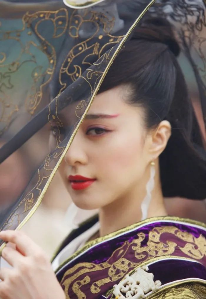 范冰冰东京聚餐:43岁依旧耀眼夺目