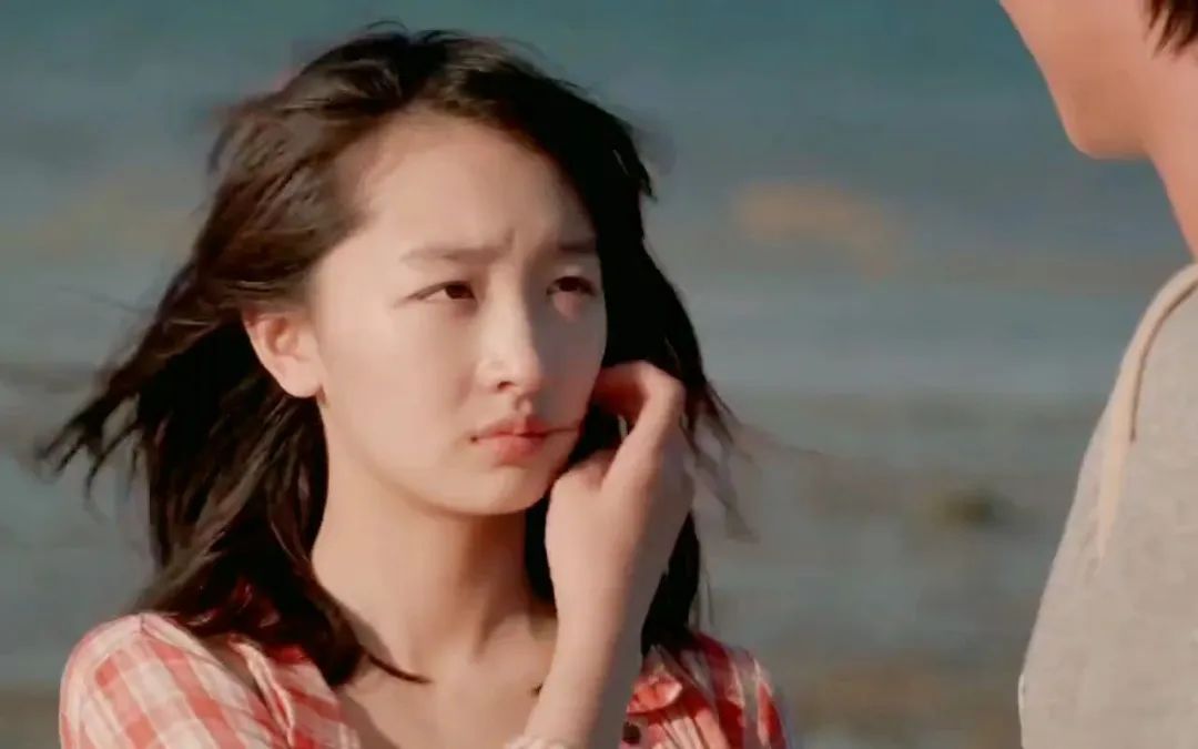 32岁周冬雨韩国行,连衣裙造型性感升级