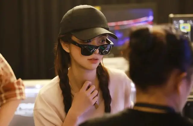 薛凯琪火锅店被偶遇,43岁依旧如少女般青春