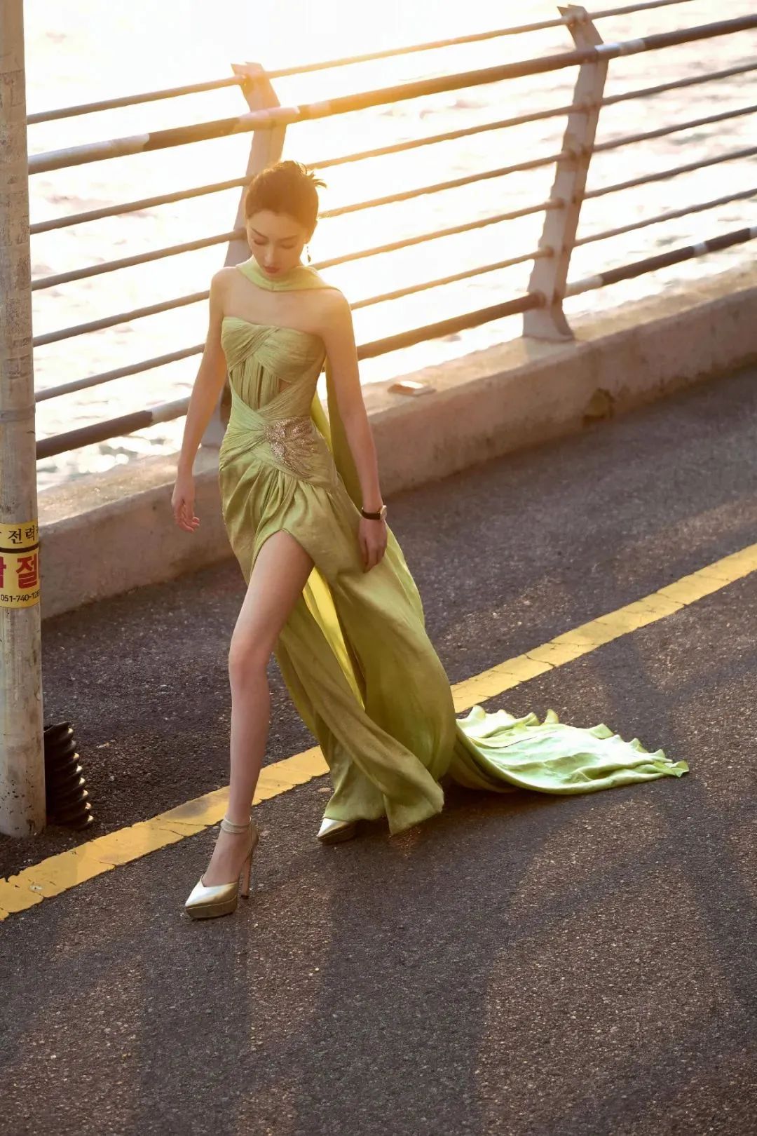 32岁周冬雨韩国行,连衣裙造型性感升级