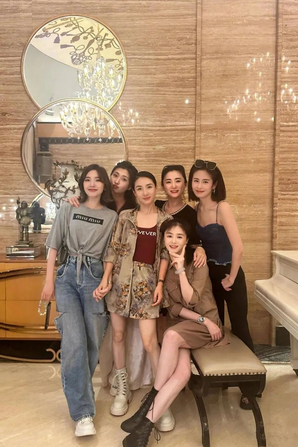 蒋欣41岁身材管理有道,泳装照展露无遗