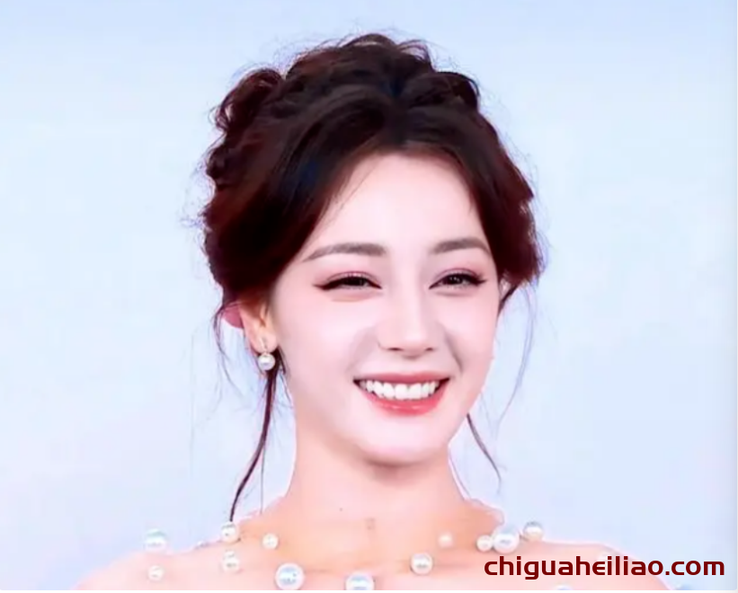 迪丽热巴高定造型受质疑,颜值挽救形象