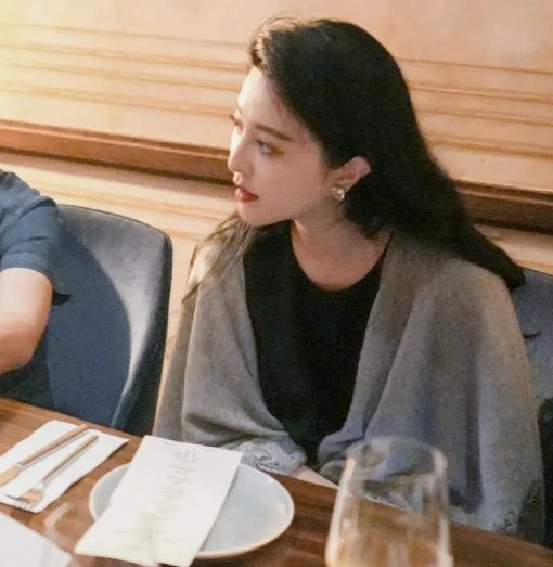 范冰冰东京聚餐:43岁依旧耀眼夺目