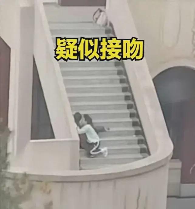 兰州交大情侣公共楼梯亲密行为,不雅画面震惊网友