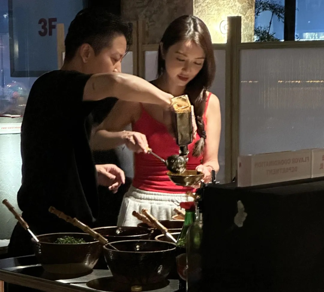 薛凯琪火锅店被偶遇,43岁依旧如少女般青春