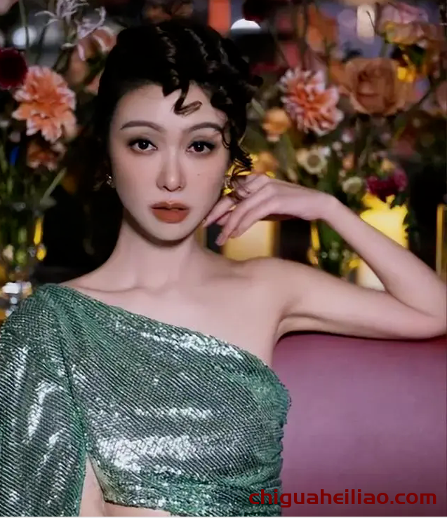 薛凯琪火锅店被偶遇,43岁依旧如少女般青春