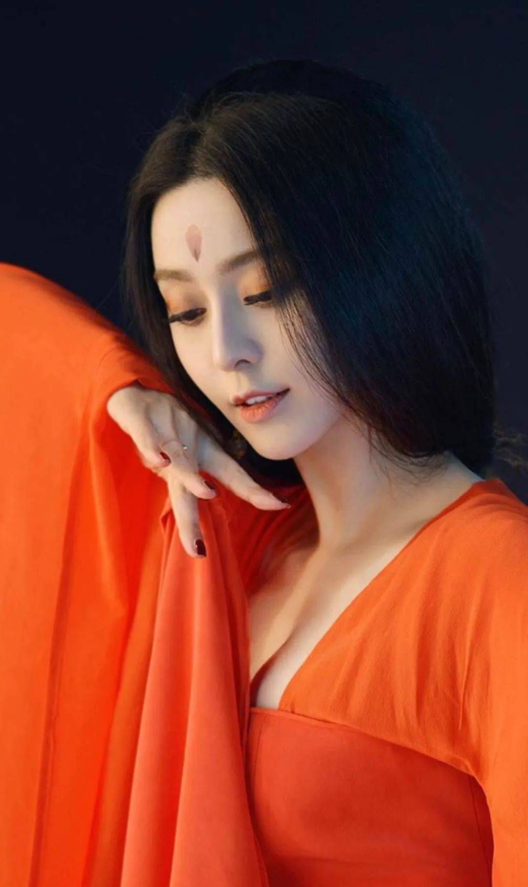 范冰冰东京聚餐:43岁依旧耀眼夺目