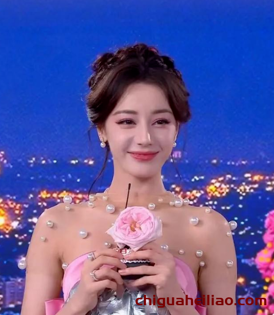 迪丽热巴高定造型受质疑,颜值挽救形象