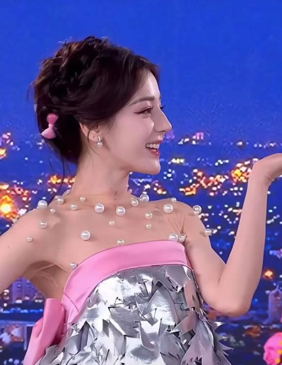 迪丽热巴高定造型受质疑，颜值挽救形象