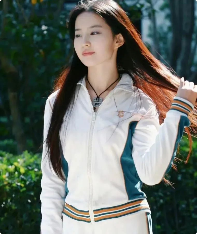 刘亦菲影子爆红,女大学生广告邀约接踵而至