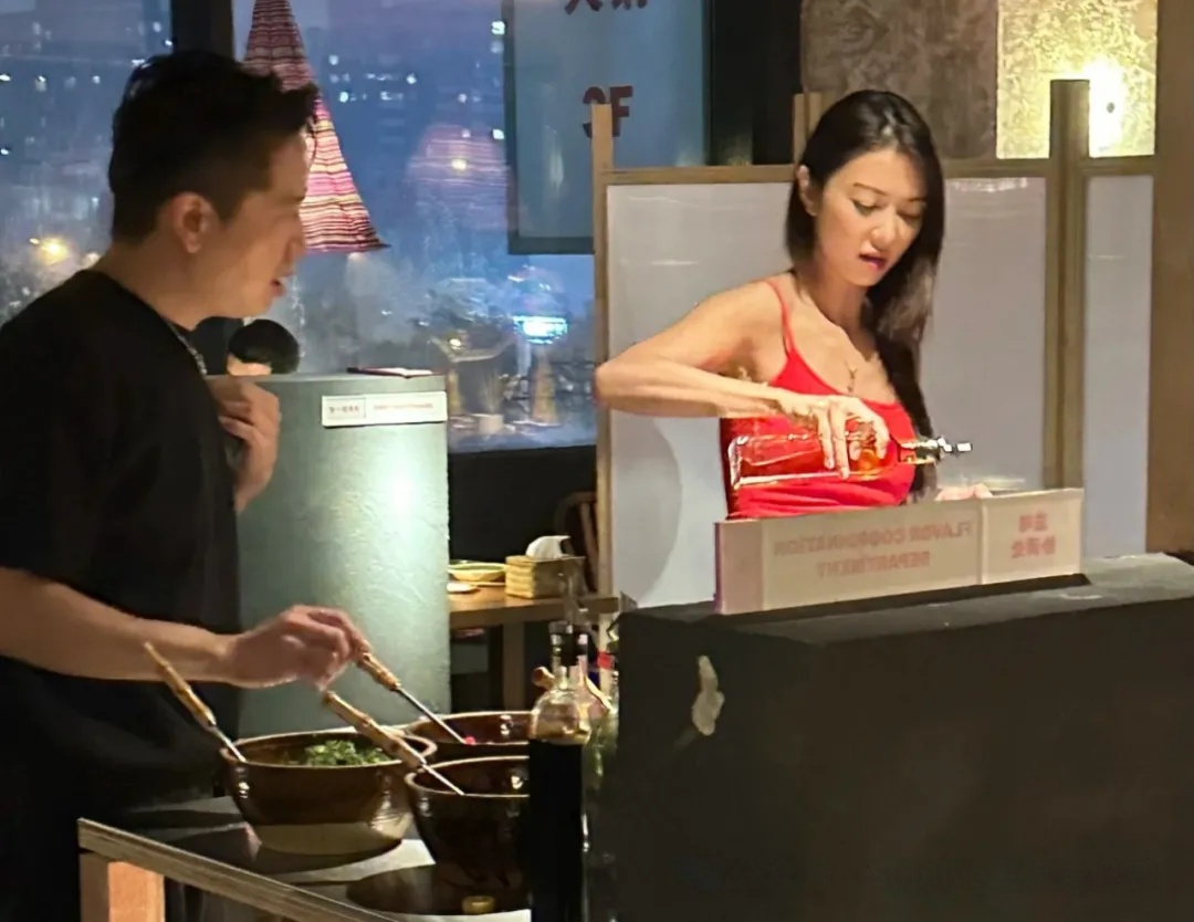 薛凯琪火锅店被偶遇,43岁依旧如少女般青春