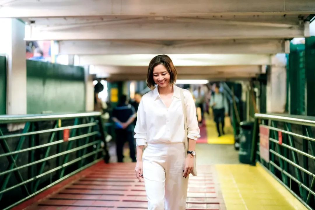 李娜42岁依然魅力四射，V领衬衫下的女神形象