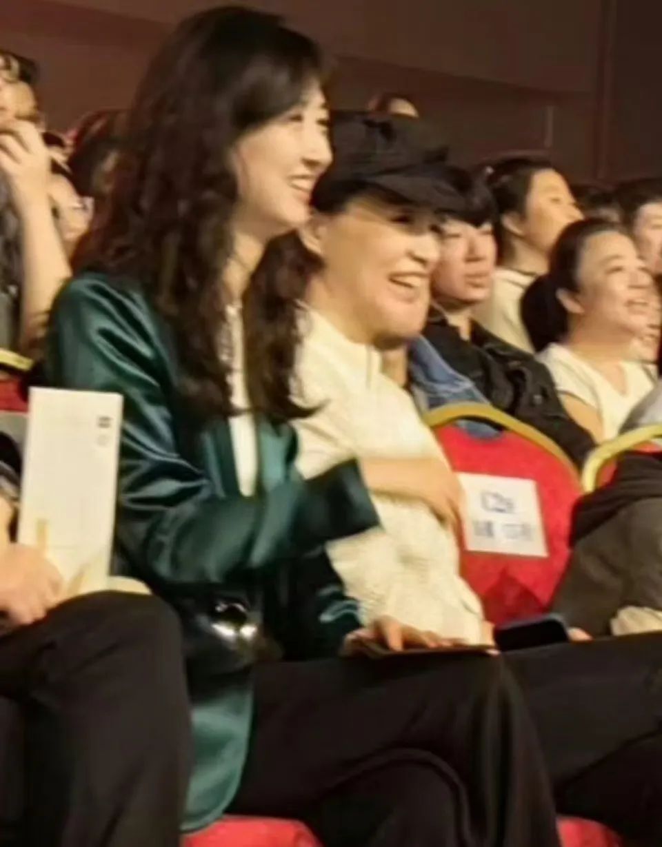 董卿母子刘谦演出,10岁儿子正脸惊艳亮相